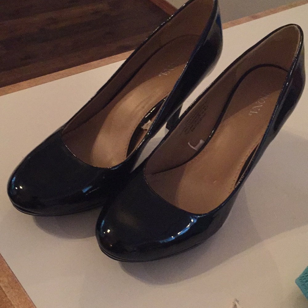 Black pumps
